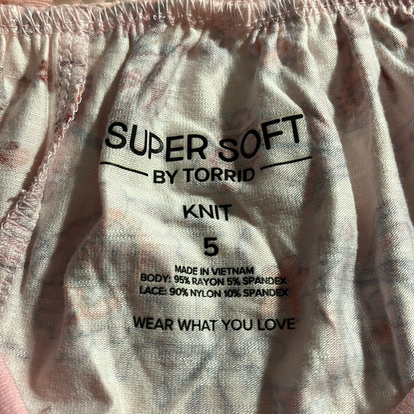 NWT Super Soft Torrid Knit Top Punk Floral -lace trim/SS/knit/ stretch Sz 5X - Picture 11 of 13